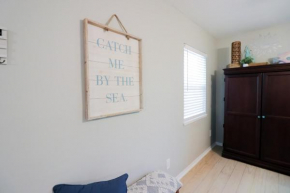 SUNNY DAZE Walk to Beach 2 Decks Pet Friendly Has a Mini Bar